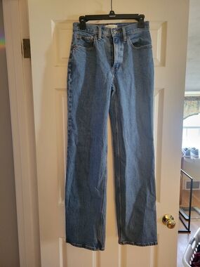 Abercrombie & Fitch Womens Straight-Leg Jeans in Light Blue Denim